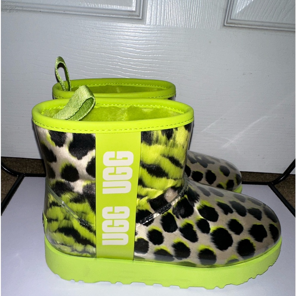 ‼️SOLD‼️ 🆕 UGG Women’s Classic Mini Clear Animalia